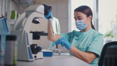Kimyager laboratuvarda antitroviral ilaçlar bulmak için kimyasalları karıştırdı..