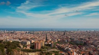 Denize yakın bir kasaba ve bulutlu bir gökyüzü. Deniz kenarındaki kasabanın güzel manzarası. Kasabanın panoramik manzarası. Barselona, İspanya.