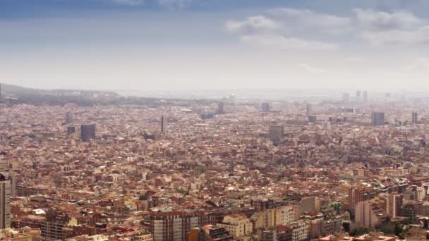 시가지와 구름낀 하늘을 배경으로 한 시간 여행 풍경. 아름다운 마을 풍경을 보여준다. 도시 지역의 파노라마 풍경. 스페인 바르셀로나. — 비디오