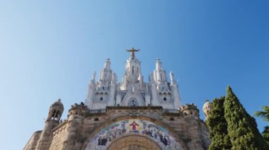 Mavi gökyüzüne karşı eski mimari yapıda inanılmaz bir manzara..