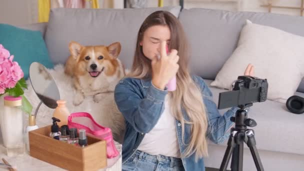 Egy vonzó tinédzser lány videó blogot futtat a bőrápolásról, sminkről és kozmetikumokról. Női videó blogger alkalmazza por ecsettel. A Szépség Befolyásolók következő generációja — Stock videók