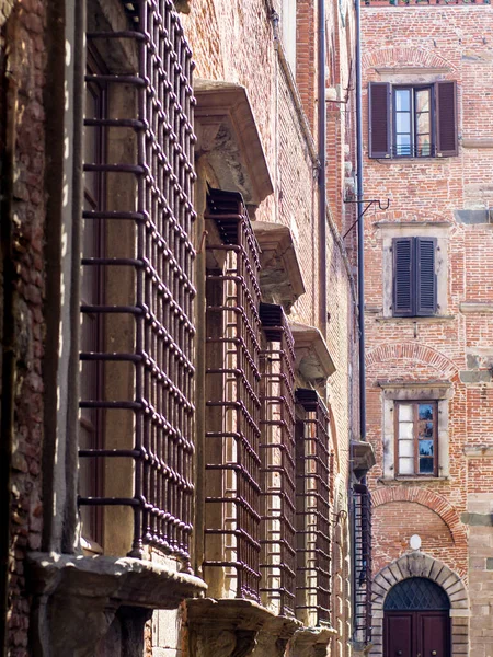 Fasada Włoskiego Domu Artystycznie Wykutymi Oknami — Zdjęcie stockowe