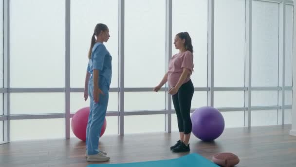 Uma mulher grávida está fazendo exercícios físicos para mulheres grávidas. — Vídeo de Stock