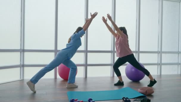 Eine schwangere Frau macht körperliche Übungen für schwangere Frauen. — Stockvideo