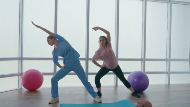 Una donna incinta sta facendo esercizi fisici per le donne incinte. — Video Stock