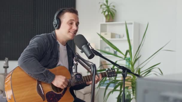 Un hombre canta una canción con una sonrisa en la cara. Casa Entretenedor, Blogger Concepto. — Vídeos de Stock