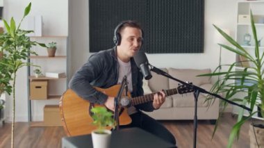 Etkili bir Erkek Vlog bir İnternet Seyircisine Müzik Gösterisi Yapıyor