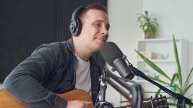 Etkili bir Erkek Vlog Bir Müzik Gösterisi Yapıyor, Bir İnternet 'e Yayın