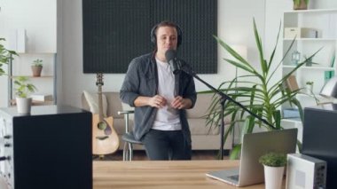Etkili bir Erkek Vlog bir İnternet Seyircisine Müzik Gösterisi Yapıyor