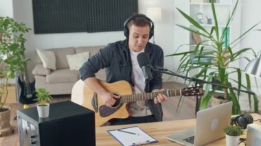 Gitarlı Etkili Bir Müzisyen Home Music Studio Spbd 'da Müzik Yazıyor.