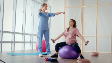 Yakın plan. Pasta şefi kremalı kekin üzerine taze çilek koyuyor..