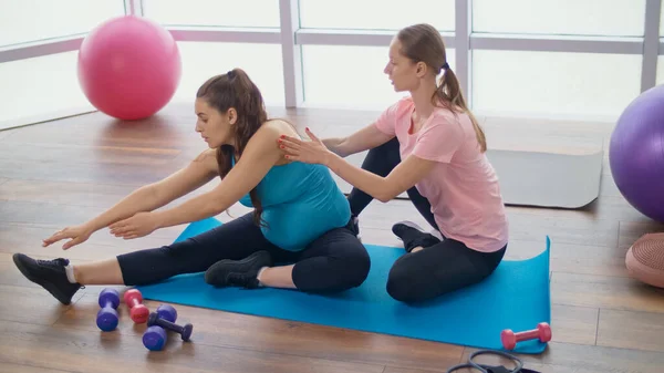 Kişisel Fitness Eğitmeni Hamile Kadınlar İçin Egzersiz Yapmanıza Yardımcı olur. — Stok fotoğraf