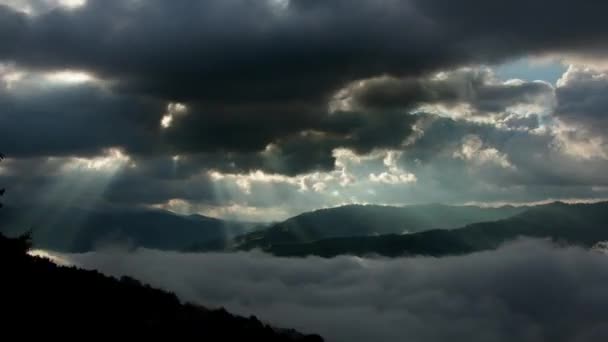 Berglandschap, wolken met bergen en bomen, Timelapse — Stockvideo