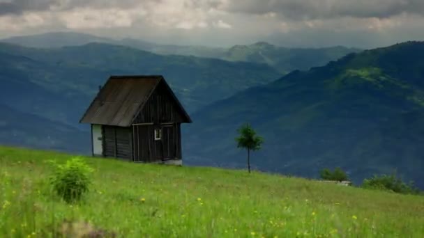 Dağlarda bir ev — Stok video