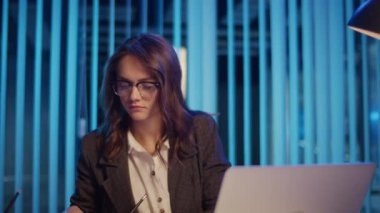 Liderlik Rolünde Bir İşkadını Melez Melez Çalışması, Uzaktan Kumanda Esnekliği ile Yaratıcı Çalışmaları Birleştiriyor. Yenilikçiliğe, Kadınlar Arasında Liderliğe ve Verimliliği Dengelemeye Odaklanın