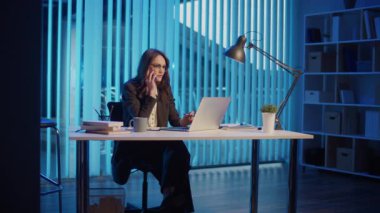 Bir İş Kadını Modern Ofiste Geç Saatlere Kadar Çalışıyor, Pozitif Atmosferi Koruyor ve İş-Yaşam Dengesi İçin Çabalıyor. Akşam Verimliliği, İşyeri Refahı, Teşvik Edici Çevre.