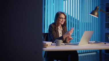 Bir İş Kadını Modern Ofiste Geç Saatlere Kadar Çalışıyor, Pozitif Atmosferi Koruyor ve İş-Yaşam Dengesi İçin Çabalıyor. Akşam Verimliliği, İşyeri Refahı, Teşvik Edici Çevre.