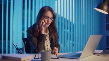 Ofiste Geç Saatlere Kadar Çalışan Bir İş Kadını Akşam Yorgunluğuyla Mücadele Ediyor. Ofis Yorgunluğu, İş-Yaşam Dengesi ve Geç Çalışma Saatlerinde Yorgunluk Yönetimi.