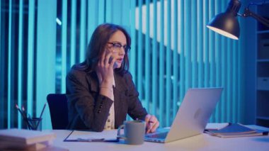 Ofiste Geç Saatlere Kadar Çalışan Bir İş Kadını Akşam Yorgunluğuyla Mücadele Ediyor. Ofis Yorgunluğu, İş-Yaşam Dengesi ve Geç Çalışma Saatlerinde Yorgunluk Yönetimi.