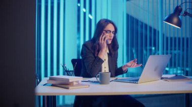 Modern Ofiste Geç Saatlere Kadar Çalışan, Telefonda Konuşan Yorgun ve Sinirli Bir İş Kadını. İş yeri stresi, ofis yorgunluğu ve geç saatlere kadar çalışma baskısı ve hüsranı kavramı