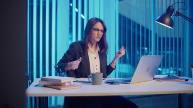 Sinirli İş Kadını Modern Ofiste Bilgisayarda Geç Saatlere Kadar Çalışıyor. Uzun Saatler 'den Bitkin ve Hayal kırıklığına uğramış hissediyorum. İş yeri stresi ve Gece yarısı verimliliği kavramı.