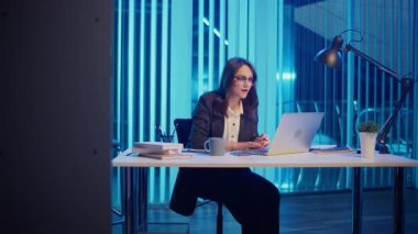 Başarılı bir İş Kadını Modern Ofisinde Tamamlanmış Bir Projeyi Kutluyor. Üretkenlik, Verimlilik, Kadınlar Arasında Liderlik ve Kişisel Kariyer Büyümesi kavramı. Başarıya Odaklan