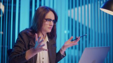 Sinirli İş Kadını Modern Ofiste Bilgisayarda Geç Saatlere Kadar Çalışıyor. Uzun Saatler 'den Bitkin ve Hayal kırıklığına uğramış hissediyorum. İş yeri stresi ve Gece yarısı verimliliği kavramı.