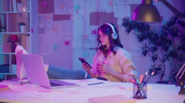 Dikkatli Yaratıcılık, Duygusal Odaklanma, Gen Z Tarzı. Kulaklıklı Kadın, Gece Müzik Dinlerken Neon Room 'da Çizim Yapıyor. Kişisel İlham Anı, Sakin ve Etkileyici Akış
