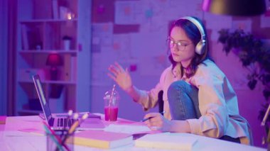 Yaratıcı Endüstriler, Geleceğin Meslekleri, Dijital Gençlik. Neon Room 'daki Genç Kız ödev ya da Yaratıcı Proje üzerine çalışıyor. Kişisel Alandaki Tasarım, İçerik veya Kodlamadan Odaklanmış ve İlham Almış