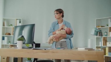 İş-Hayat Dengesi, Aile Bakımı, Melez Ebeveynlik. Profesyonel Bir Kadın Modern Ofisinde Duruyor Bebeğini Bir Şişe, Birleştirici Ebeveynlik Sorumlulukları ve Sakin Bir Günlük Anda Kariyeri ile Besliyor