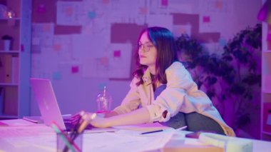 Güçlendirilmiş Öğrenme, Akademik Özgüven, Dijital Çağ. Öğrenci rahat poz verip Neon Room 'daki kameraya bakar. Odaklanma, Odaklanma ve Eğitimin Yeni Yüzü