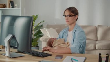 Melez Ebeveynlik, Dijital İş Gücü, Aile Kurumu. Profesyonel Bir Kadın, Uyuyan Bebeği Tutarken, Modern Ebeveynlik, Esneklik ve Evrimleşen İş Kültürü Gösterirken Ofis Bilgisayarında Çalışıyor