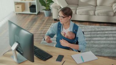 Günlük Ebeveynlik Gerçekliği. Genç Anne, bebeğini kucağında tutarken İçişleri Bakanlığı 'ndan uzakta çalışıyor. Kariyerini dengelemek ve ebeveynliğini yorgunlukla dengelemek için çabalıyor.