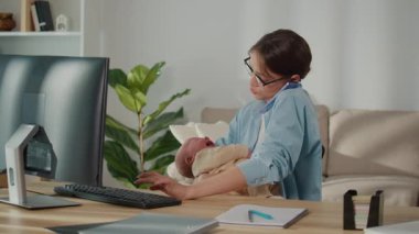 Ebeveyn stresi, uzaktan çalışma sorunları, duygusal yükleme. Profesyonel bir kadın, bebeği kollarında ağlarken, Modern Ebeveynliğin Gerçek Mücadelesini ve Kariyer Baskısını Gösterirken, Bir telefon görüşmesini idare etmeye çalışır.