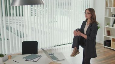 Verimlilik Hackleri ve Sağlıklı İş Yeri. Ofis Müdürü, Enerji Artırmak, Duruşu İyileştirmek, Sırt Ağrısını Önlemek, İş Hayatı Dengesini Desteklemek ve Odaklanmak İçin Bel ve Kalça Esnetme Uygulamasını Yapıyor