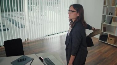 İş ve Çalışan Sağlığında Farkındalık. Ofis Müdürü, Duruşu İyileştirmek, Gerginliği Azaltmak, Odaklanmayı Arttırmak ve Sağlıklı İş Yeri 'ni Desteklemek İçin Masada Ayakta Dörtlü ve Belkemiği Gerdirme Yapıyor