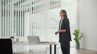 Pozitif İş Yeri ve Sağlıklı Kültür. Ofis Yöneticisi, Güçlendirme Esnekliğini Arttırmak, Odaklanmayı Arttırmak ve Güçlendirilmiş Ofis Ortamı Desteklemek İçin Omurga ve Bacak Uzatmak İçin Masanın Yanında Dengeleme Yapıyor