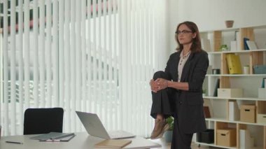 Verimlilik Hackleri ve Sağlıklı İş yeri Yöneticisi, Enerji Arttırma Duruşunu Arttırmak, Sırt Ağrısını Engellemek ve İş Yaşamını Desteklemek İçin Bel Bel Omurgası ve Kalça Esnetmeyi Uyguladı