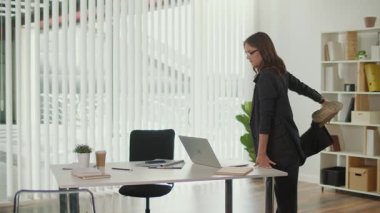 Çalışan Sağlığı ve Kurumsal Sağlık. Ofis Yöneticisi, Ağrıyı Önlemek, Duruşu İyileştirmek, Çalışmaya Denge Eklemek ve Sağlıklı Desteklemek İçin, Masada Ayakta Dörtlü ve Bel Omurgası Germe Uygulamasını Yapıyor