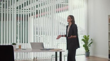 Pozitif İş Yeri ve Sağlıklı Kültür. Ofis Yöneticisi, Güçlendirme Esnekliğini Arttırmak, Odaklanmayı Arttırmak ve Güçlendirilmiş Ofis Ortamı Desteklemek İçin Omurga ve Bacak Uzatmak İçin Masanın Yanında Dengeleme Yapıyor