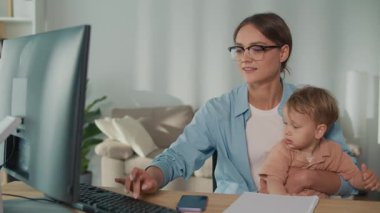 Aile dostu iş yeri. Genç Anne Kucağında Yürüyen Çocukla Uzaktan Çalışmayı Dengeleyerek, Ebeveynleri Belirleyici ve Destekleyici 