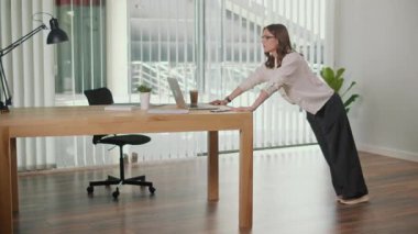 Çalışanların Nişanı. Kadın İşçi Ofisinde Masa Başvurusu Uygulaması, Sağlıklı İşyerini Destekleme, Stres Rahatlaması, Sıhhat Rutini, Pozitif