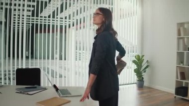 İş ve Çalışan Sağlığında Farkındalık. Ofis Müdürü, Duruşu İyileştirmek, Gerginliği Azaltmak, Odaklanmayı Arttırmak ve Sağlıklı İş Yeri 'ni Desteklemek İçin Masada Ayakta Dörtlü ve Belkemiği Gerdirme Yapıyor