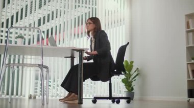 Sağlıklı İşyeri ve Çalışan Sağlığı. Ofis Yöneticisi Esnekliği Artırmak, Stres Azaltmak, Duruşu Desteklemek ve Kurumsal Sağlığı Desteklemek İçin Masada Oturmuş Uzatma Uygulamaları 