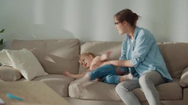 Ebeveyn tükenmesi. Yorgun Anne Uzaktan İş ve Yürüyen Çocukla Oyun Zamanını Hokkabazlık Yapmaya Çalışıyor, İş-Yaşam Entegrasyonu ve Ebeveynlik Streslerinin Sorunlarını Vurguluyor