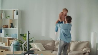 İş-Hayat Dengesi. Gülümseyen Anne, Yürüyen Çocukla Oynamak İçin Uzaktan Çalışmayı Durdurdu, Aile Bağlarını ve İş Arasındaki Uyumu Gösteriyor 