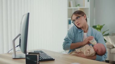 İş-Hayat Dengesi, Günlük Ebeveynlik, Hibrit Yaşam Tarzı. Modern Tarafsız Sahne 'de Profesyonel Bir Kadın Bebeğini Bir Şişeyle Beslerken Masasında Çalışıyor, Kariyer Görevlerini Dengelemekte ve Aile Bakımını Dengelemekte