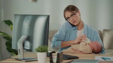 İş-Hayat Dengesi, Yanma, Duygusal Yükleme. Yorgun bir iş kadını bebeğini beslerken telefonda konuşur ve ofis işlerini yürütür. Gerçekçi Stres, Ebeveynlik ve Kariyer Baskısı Sahnesi