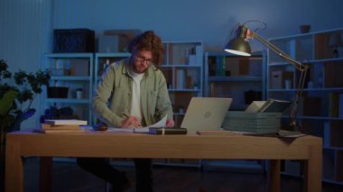 Uzaktan Çalışma ve Üretim. Dokümanlar ve Dizüstü bilgisayarla Gece Geç Saatlere Kadar Olgun Profesyonel Çalışmalar, Teslim Tarihlerini, Araştırmaları ve Modern Uzaktan İşlere Odaklanma Sorunlarını Sembolize Ediyor.