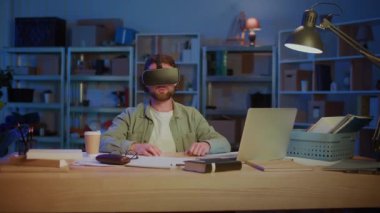 Sanal gerçeklikteki sakallı adam el sallıyor. Çevrimiçi ders sırasında yapay zeka öğretmenini selamlıyormuş gibi. Yapay Zeka Eğitimi, Sanal Sınıflar, Uzaktan Öğrenme, Dijital Gelecek ve İnsan-AI Etkileşimi Konsepti.